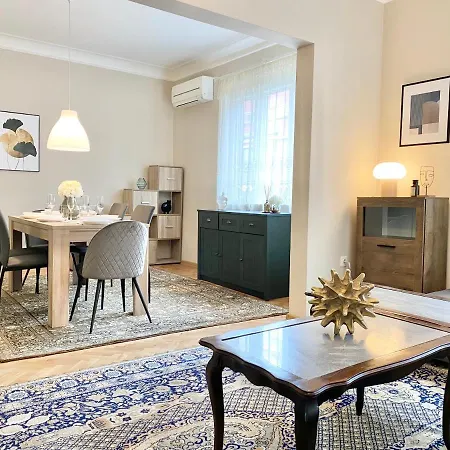 Centre For 6 Guests 索菲亞