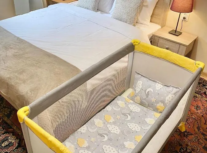 Centre For 6 Guests شقة *